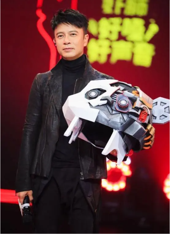 李克勤回归《蒙面唱将5》演绎《让我陪在你身边》，秒夺酷狗专区冠军